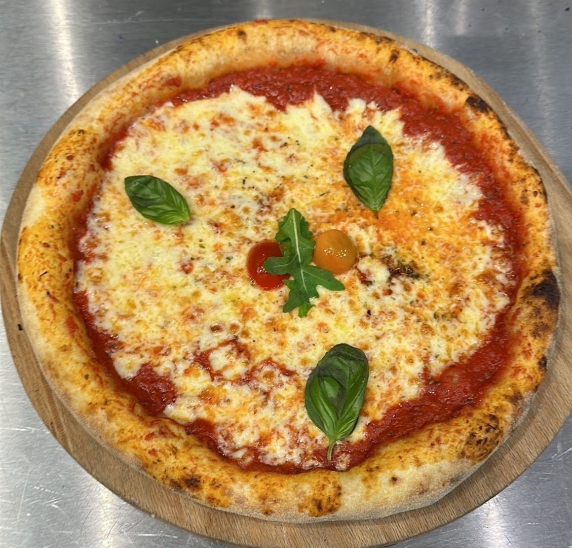 Pizza Julia Distributeur 24/24 7J/7 · Photos 3