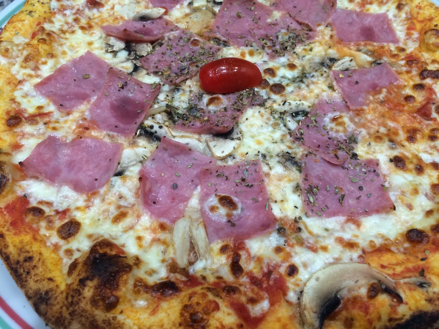 Pizza Julia Distributeur 24/24 7J/7 · Photos 1