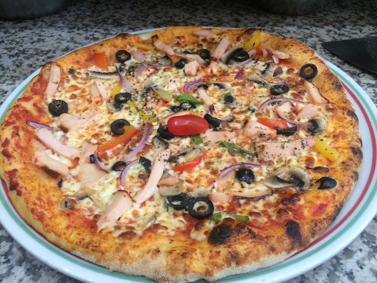 Pizza Julia Distributeur 24/24 7J/7 · Photos 2